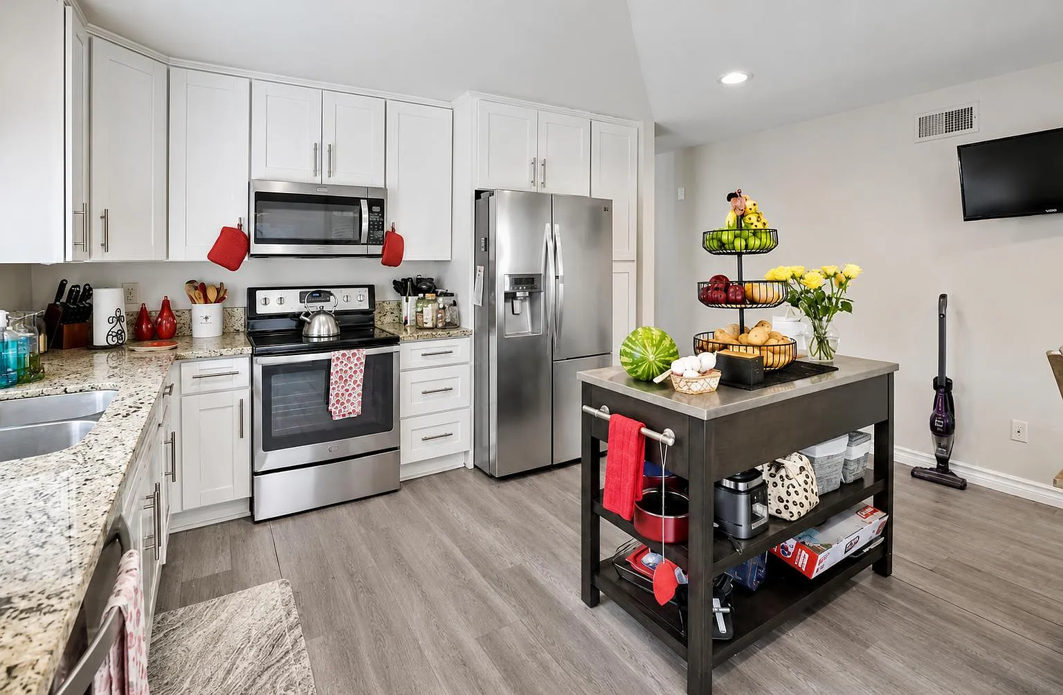 1 bed, 1.0 bath, 1322 sqft, $1,364 — Photo 4