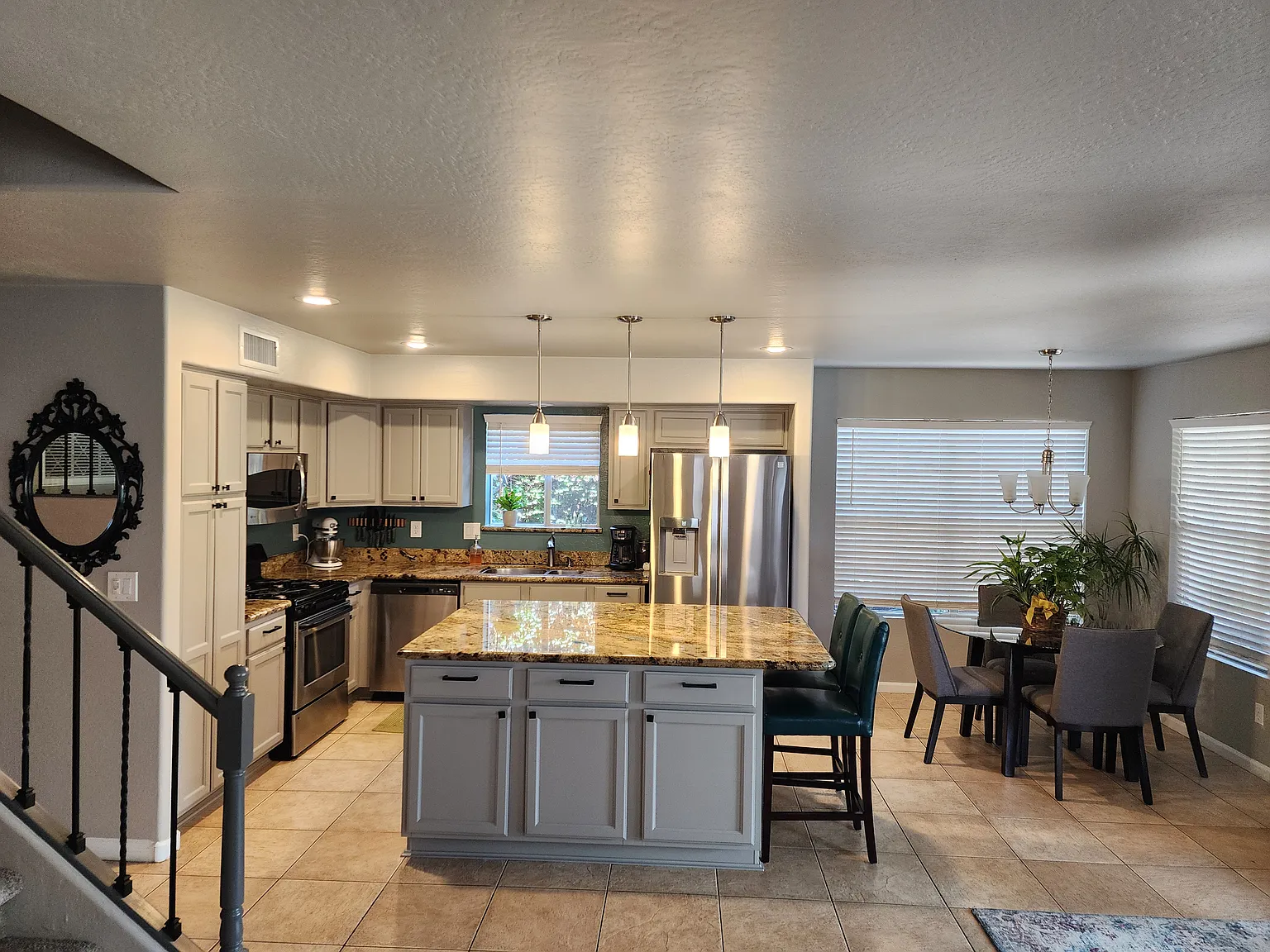 4 bed, 2.5 bath, 2201 sqft, $2,800 — Photo 2