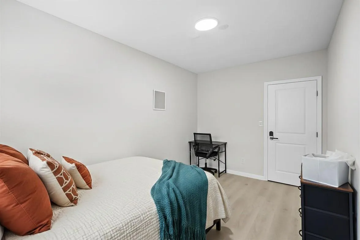 4 bed, 4.0 bath, 1834 sqft, $750 — Photo 1