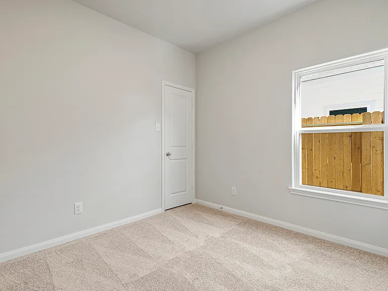 Secondary bedroom.