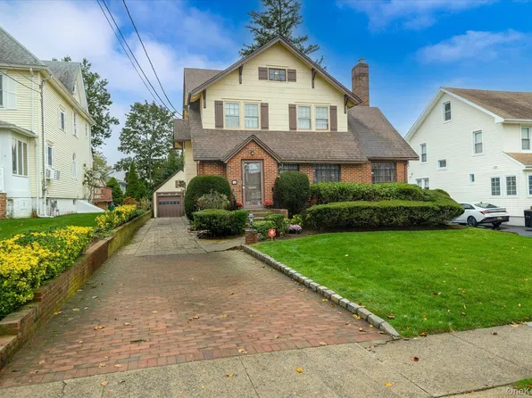 382 Scranton Avenue, Lynbrook, NY 11563