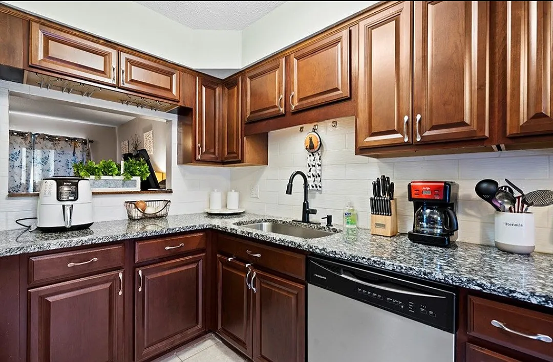 2 bed, 1.5 bath, 1200 sqft, $2,000 — Photo 2