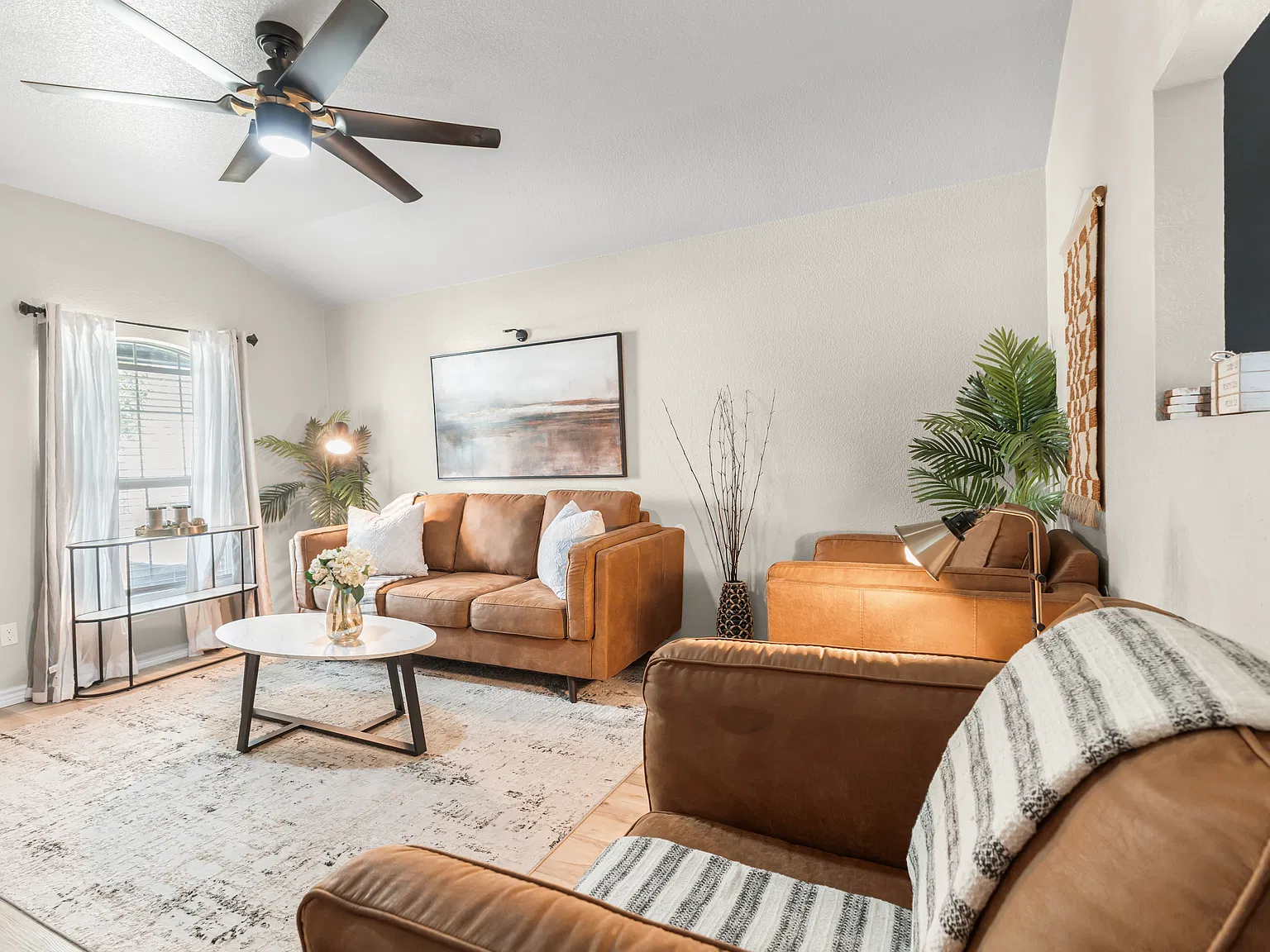 3 bed, 1300 sqft, $3,250 — Photo 1