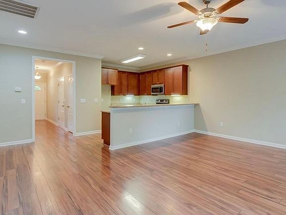 3rd image of 42 Bay Springs Dr