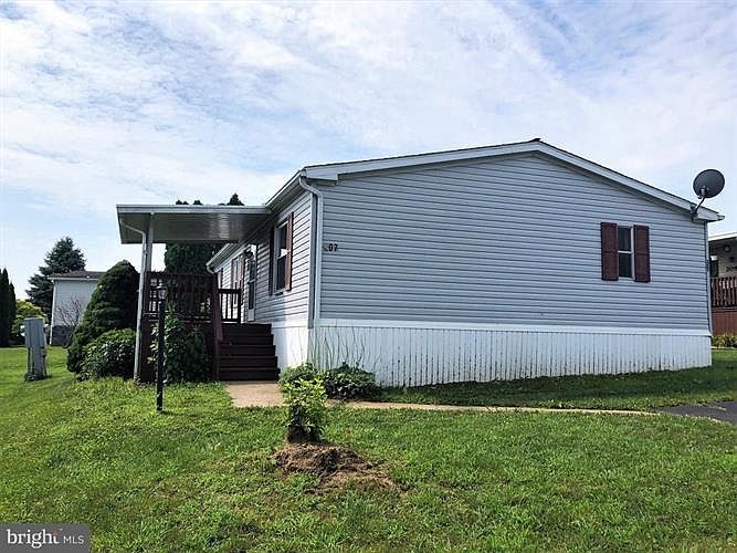 1st image of 207 Clearfield Ct W