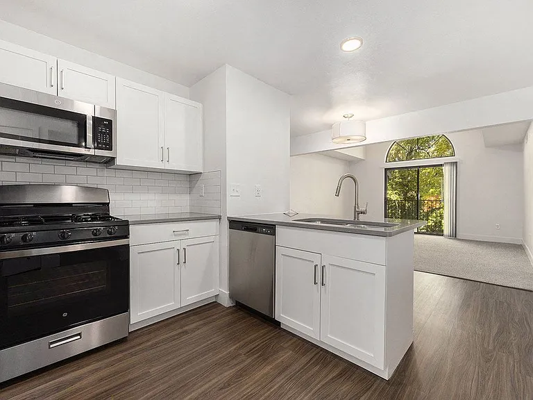 Byron Lakes Apartments — Photo 115