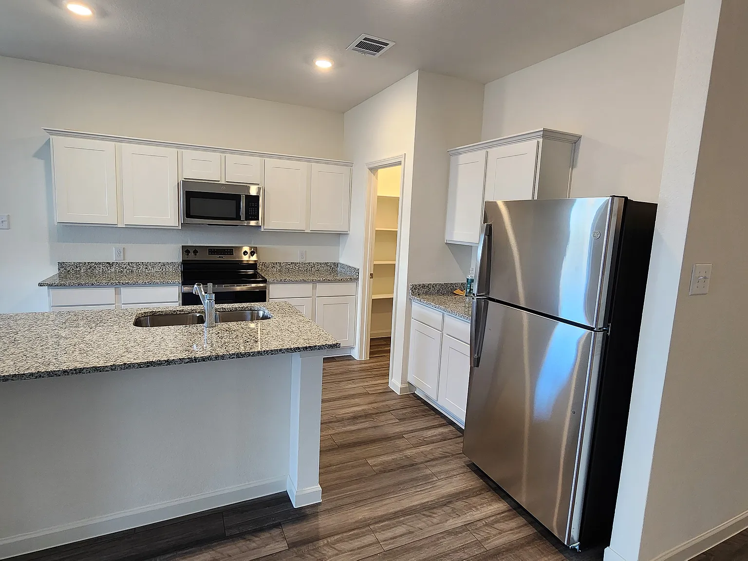 5 bed, 2223 sqft, $2,650 — Photo 3