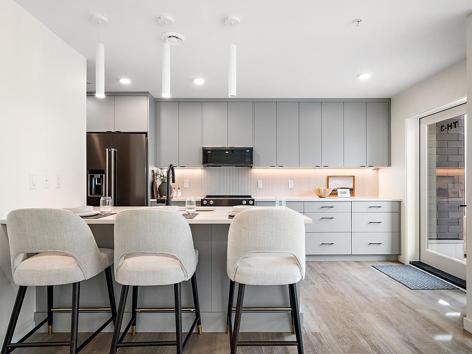 1st image of 1102 Esquimalt Rd #Townhouse 3