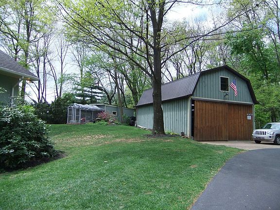 Large detached garage/barn
