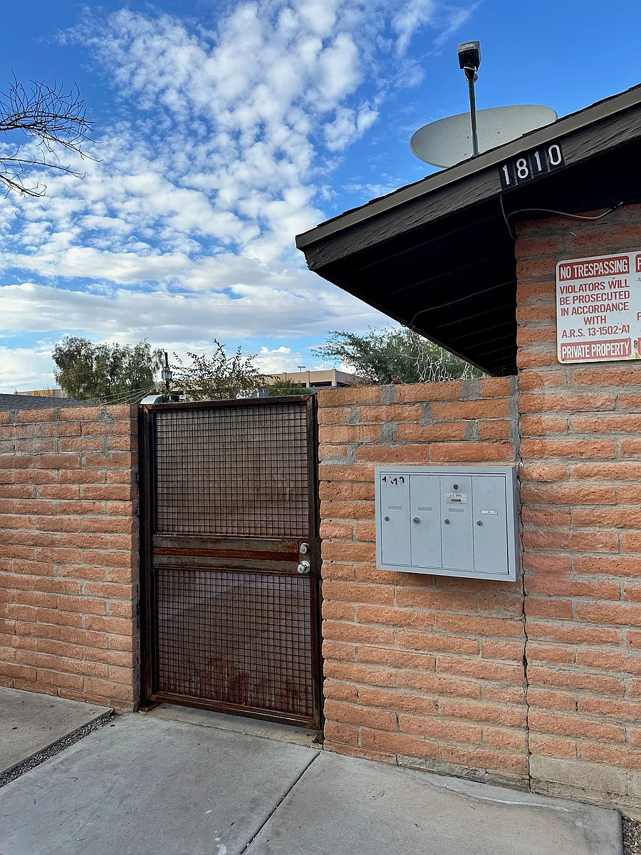 Building Photo - 1810 E Virginia Ave #1