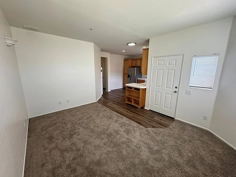 1073 N Ventura Ave #&-32 — Photo 2