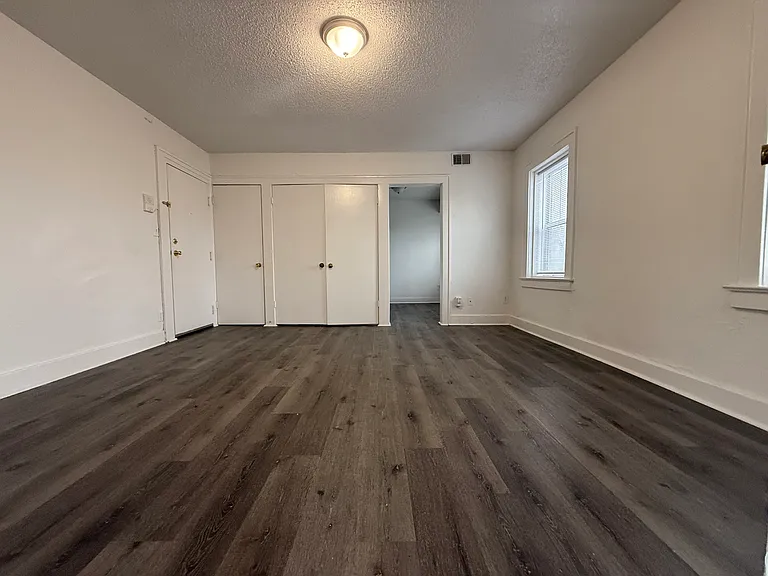 Stonewall Court Apts — Photo 2