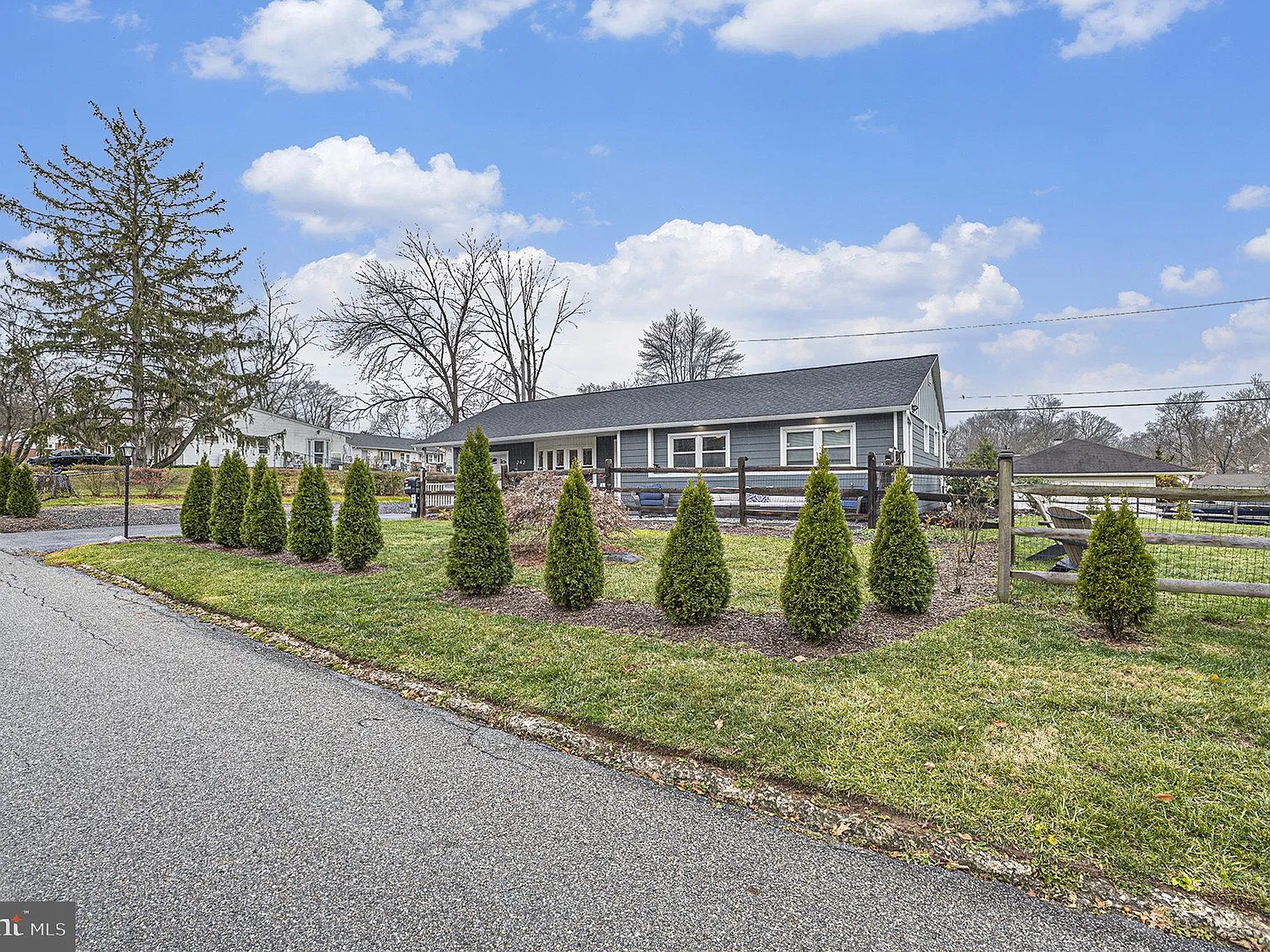 3 bed, 1.0 bath, 1071 sqft, $2,750 — Photo 2