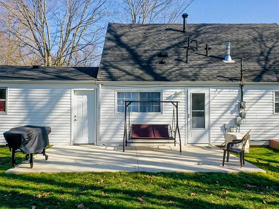 5th image of 55 Lewis Dr