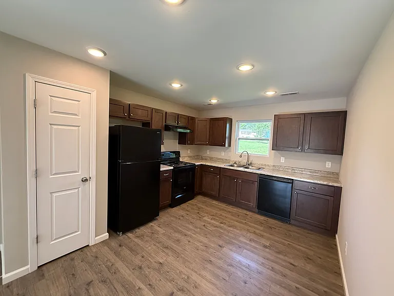 703 S Oak St — Photo 4