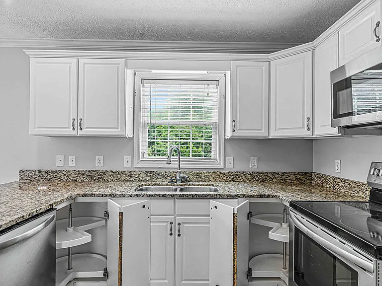 209 Lansing Ct — Photo 13
