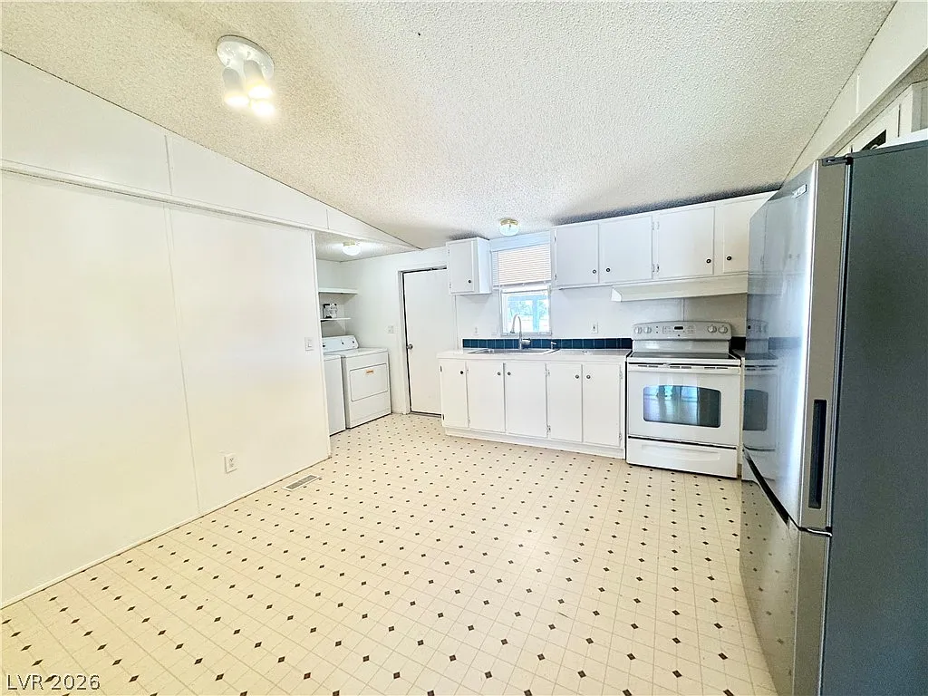 3 bed, 2.0 bath, 1080 sqft, $1,350 — Photo 3