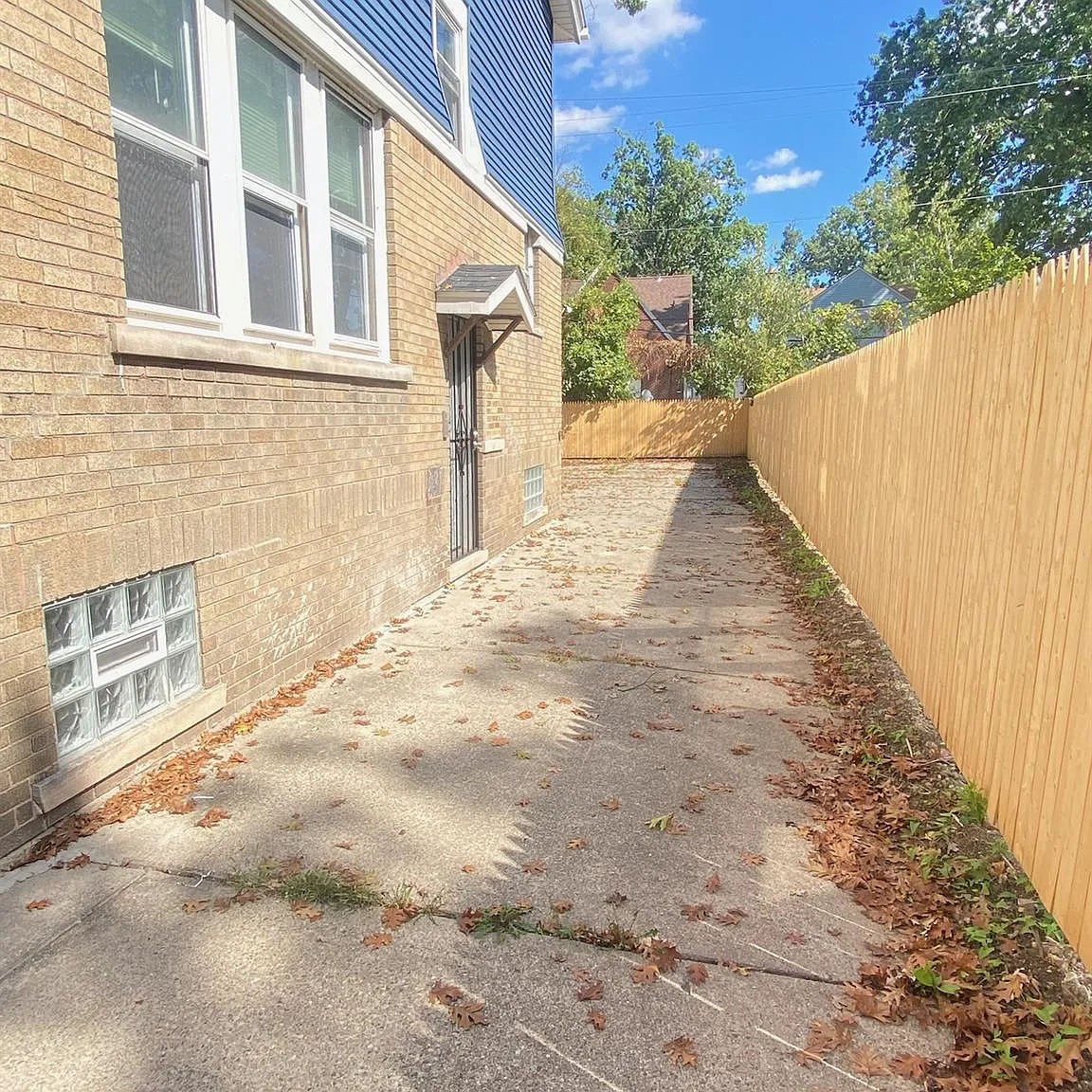 2 bed, 1.0 bath, 3213 sqft, $1,200 — Photo 2