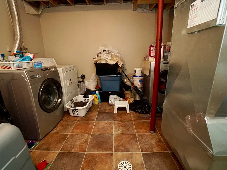2495 King Edward St — Photo 11