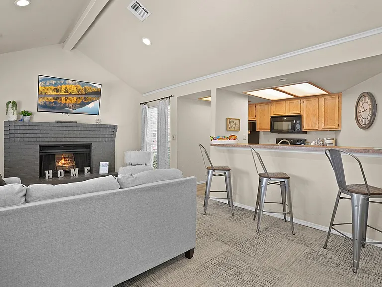 Persimmon Square Apartments — Photo 4