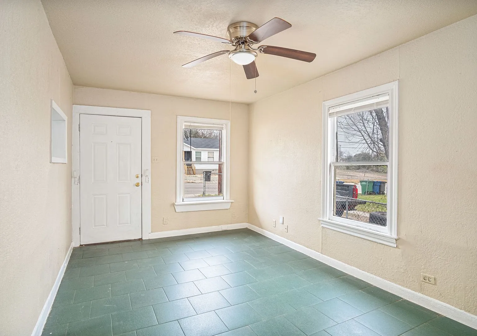 928 Poinsettia — Photo 3