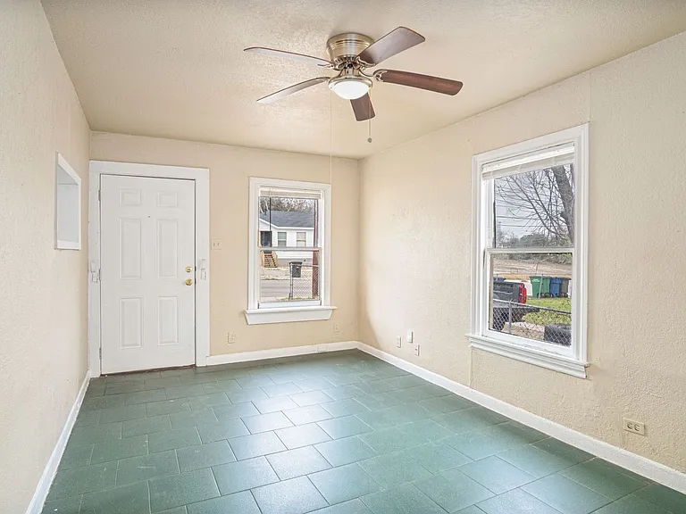 928 Poinsettia — Photo 3