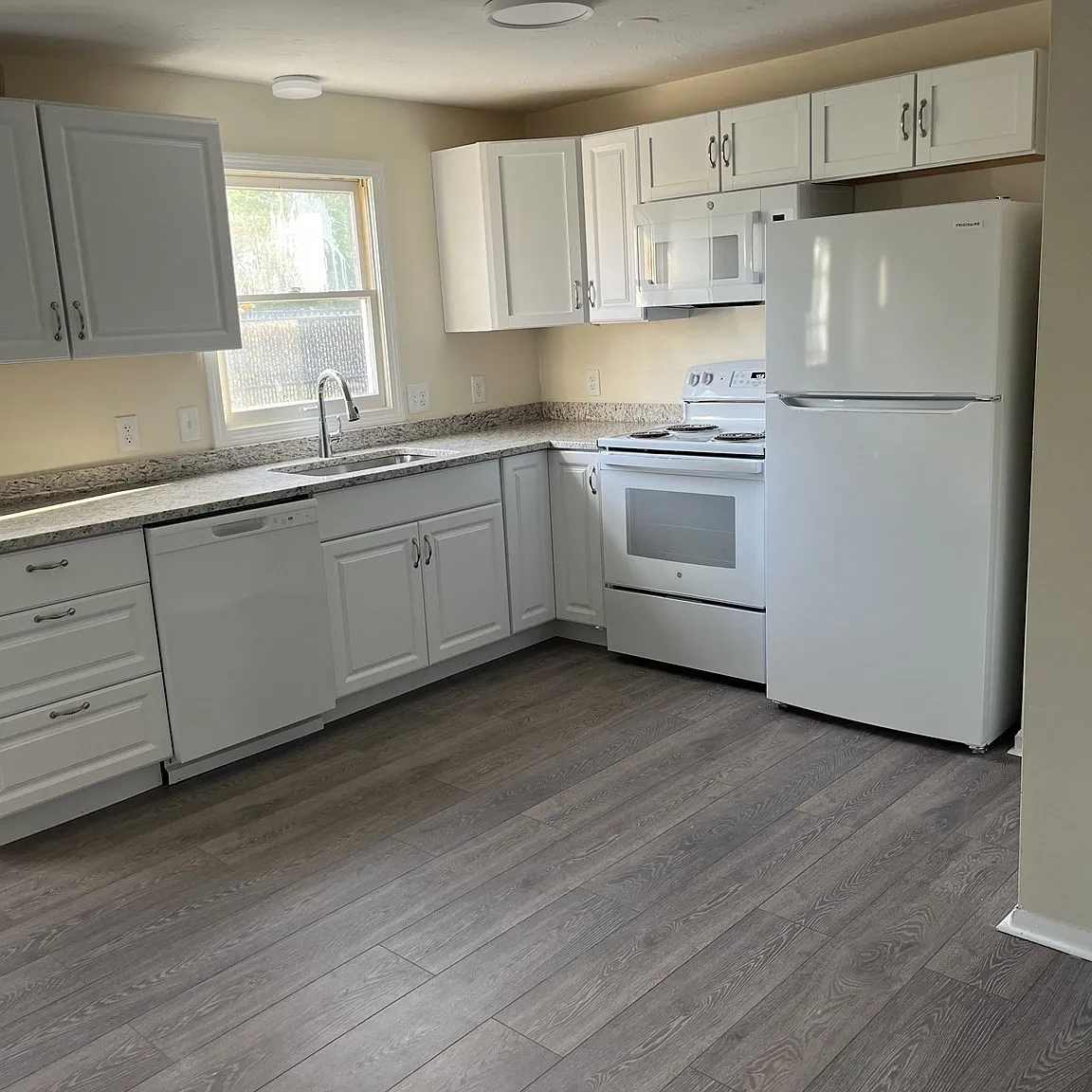 2 bed, 930 sqft, $2,025 — Photo 2