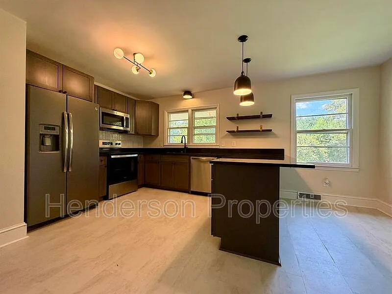 3 bed, 1.5 bath, 1500 sqft, $2,100 — Photo 2