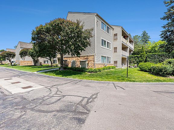 3rd image of 3835 Lone Pine Rd APT 300