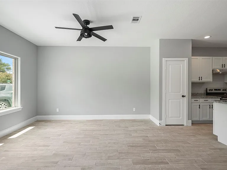 4205 Elmwood St #B — Photo 5