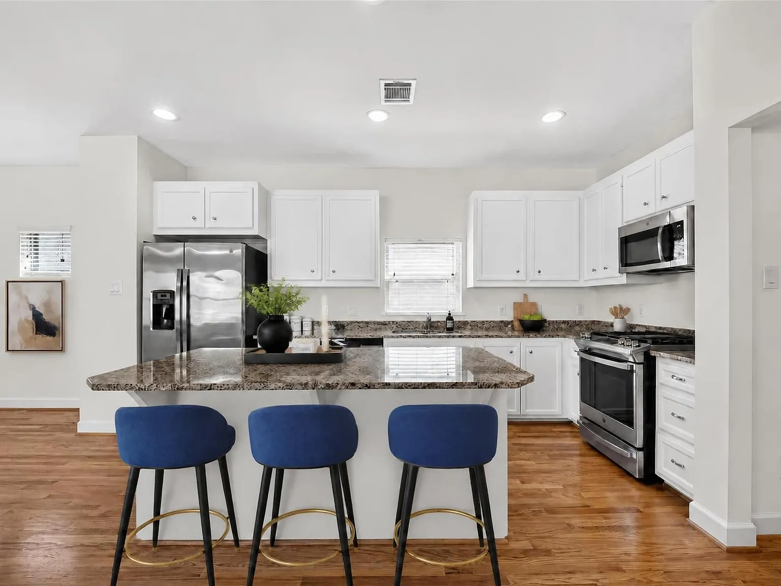 3 bed, 2.5 bath, 2080 sqft, $2,300 — Photo 3