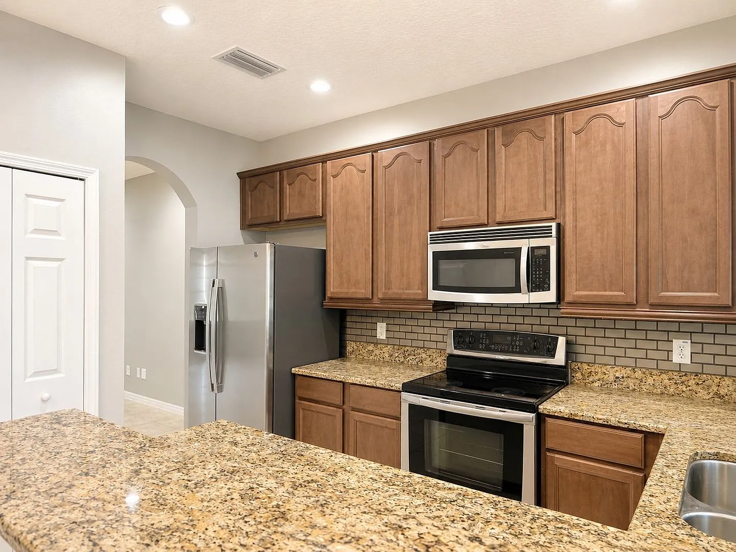 Available Now! Gate Townhouse Community In Millenia — Photo 4