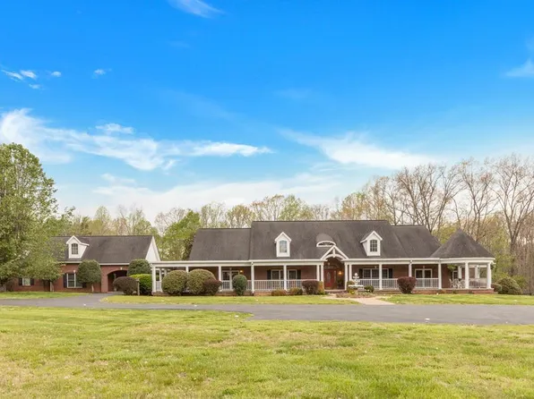 111 Oak Brook Ln, Livingston, TN 38570