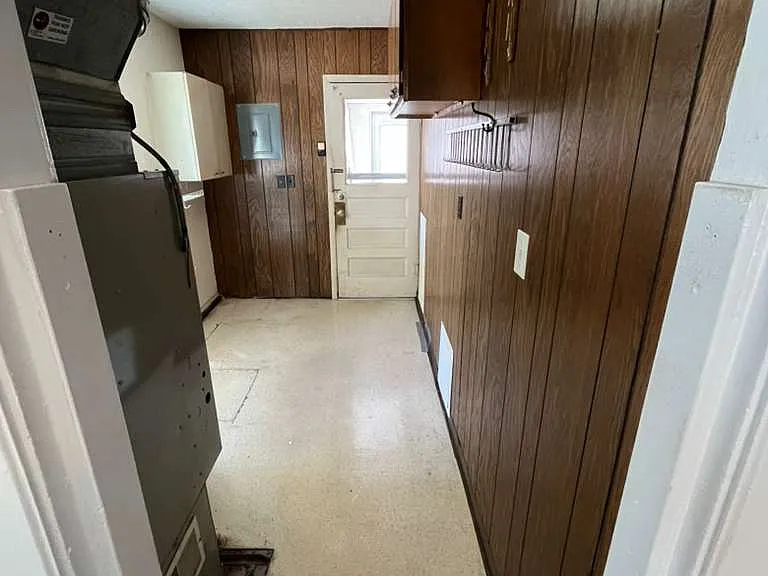 1047 N Dennis Ave — Photo 5