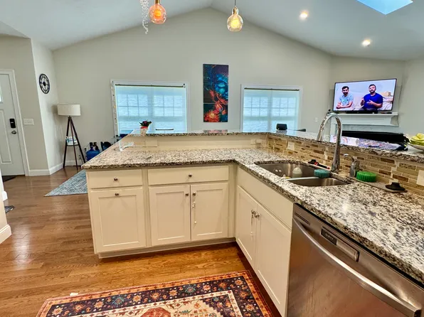 27 Albert St, Auburn, MA 01501