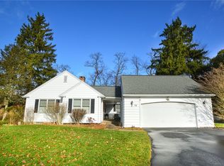 10 Blandford Ln, Fairport, NY 14450