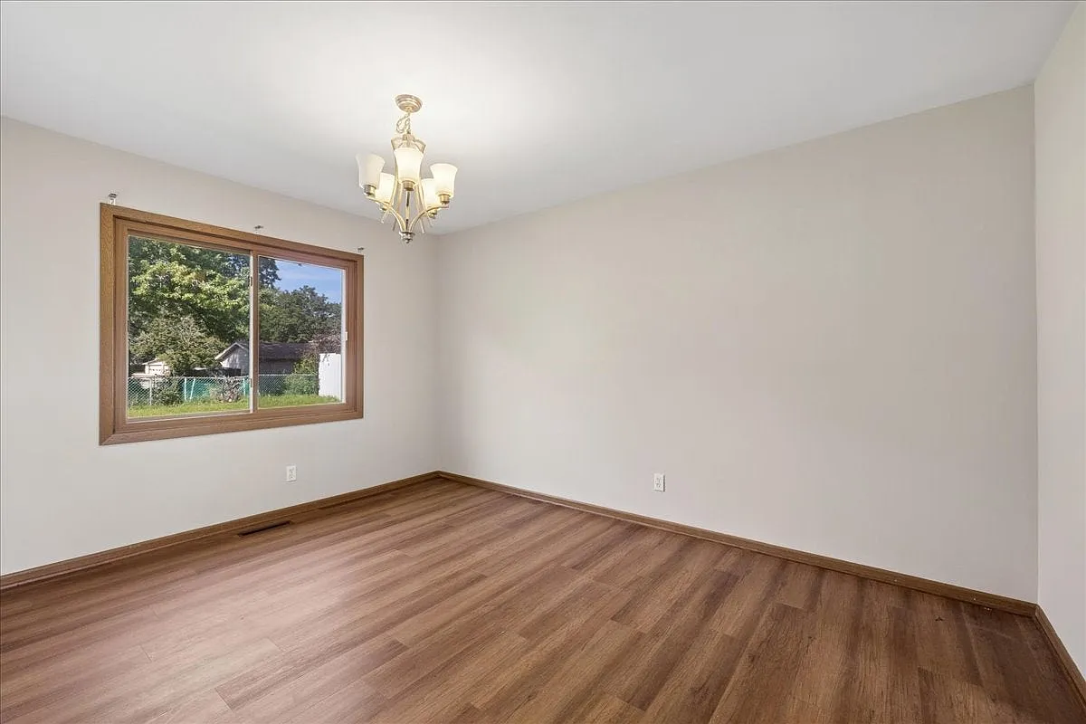 3 bed, 1.5 bath, 1617 sqft, $2,700 — Photo 4