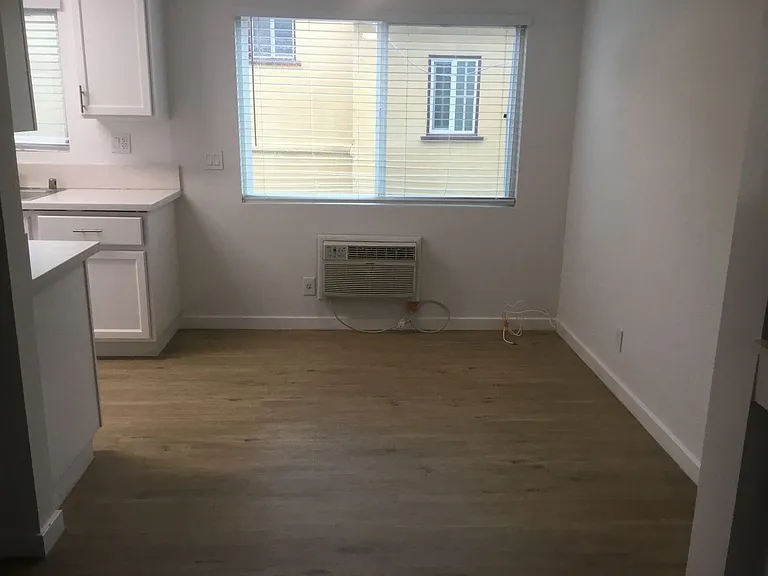COMPLETELY REMODELED TOWNHOUSE FOR RENT — Photo 16
