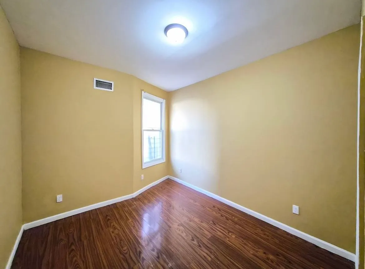 3 bed, 900 sqft, $3,700 — Photo 4