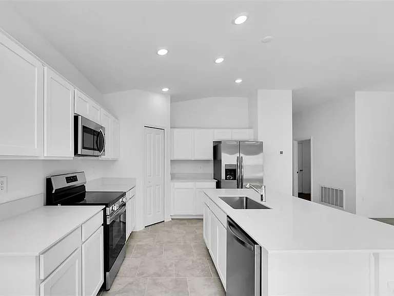 243 Hayley St — Photo 10
