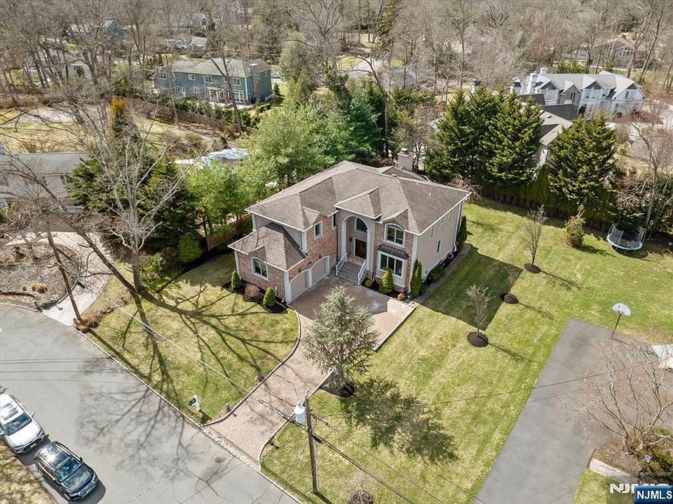 1st image of 20 Bear Brook Dr