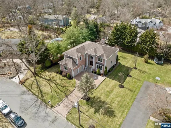 20 Bear Brook Dr, Woodcliff Lake, NJ 07677
