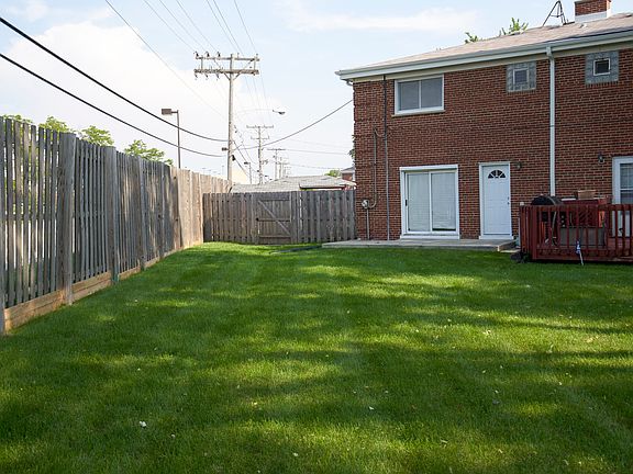 3rd image of 938 N Boxwood Dr