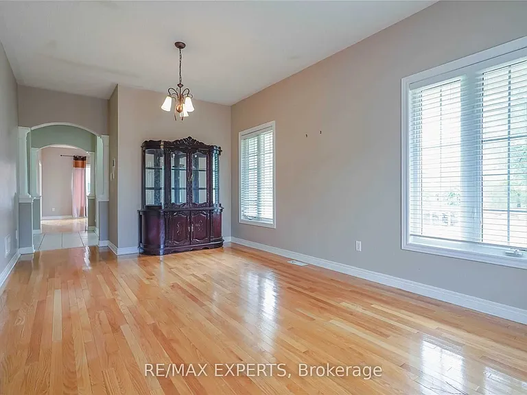 33 Saltspring Dr — Photo 5