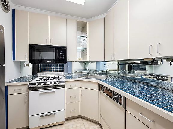 3rd image of 165 W 66th St APT 15D
