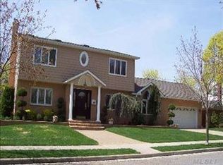 3 Stoothoff Dr, New Hyde Park, NY 11040