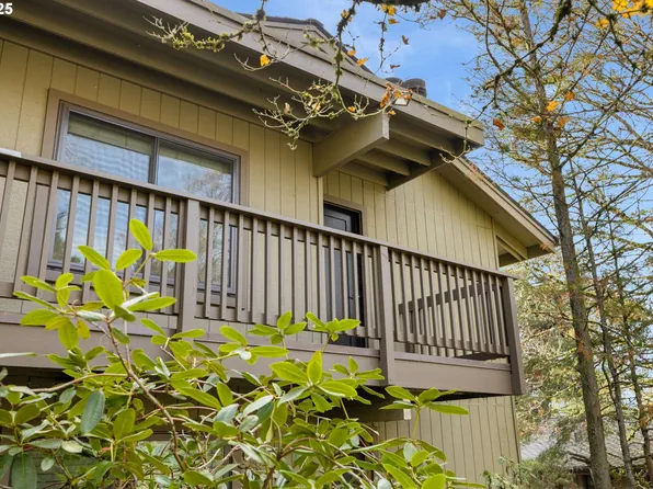 7734 SW Barnes Rd Unit A, Portland, OR 97225