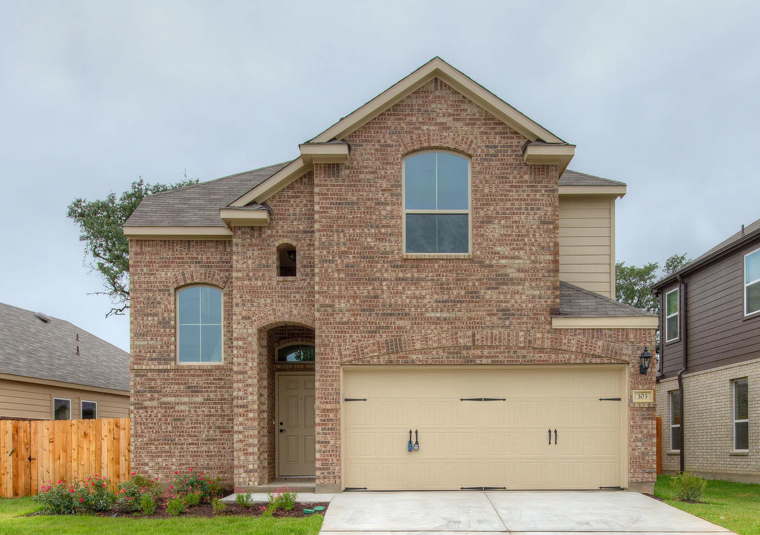 Large 4 bedroom in Gated Community — Photo 1