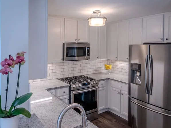 38 Village Rd APT 615, Middleton, MA 01949