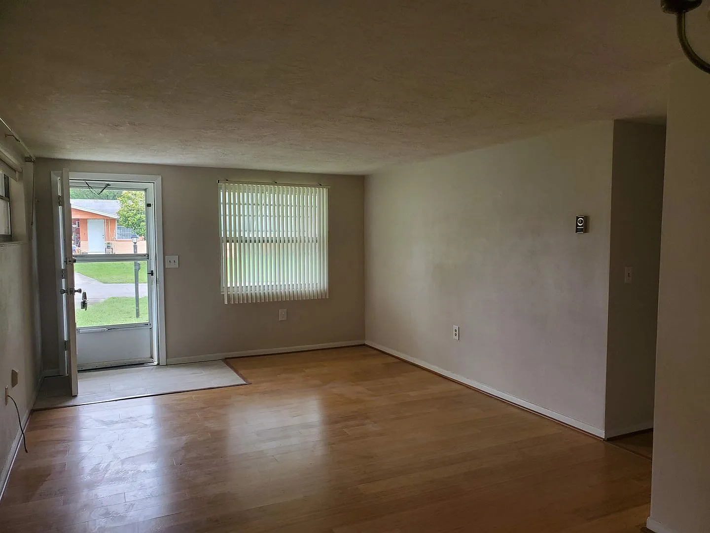 Tenant Ready! 1 Bedroom Home in Beverly Hills — Photo 1
